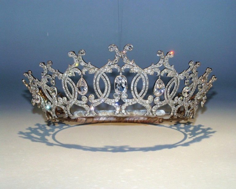 Nottinghamshire detectives awarded for work on £3.5 million tiara theft