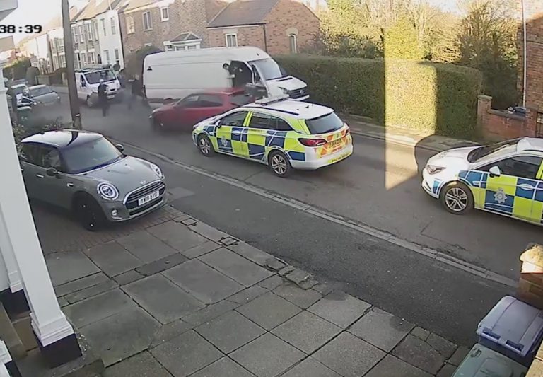 Incredible footage shows driver ramming van and police vehicle in Notts
