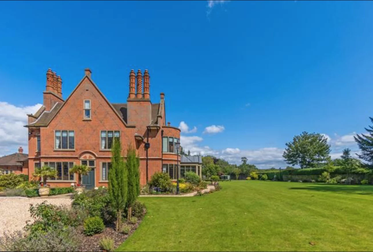 Incredible pictures show inside £6m Rushcliffe mansion Screenshot 2020 05 11 at 09.22.45