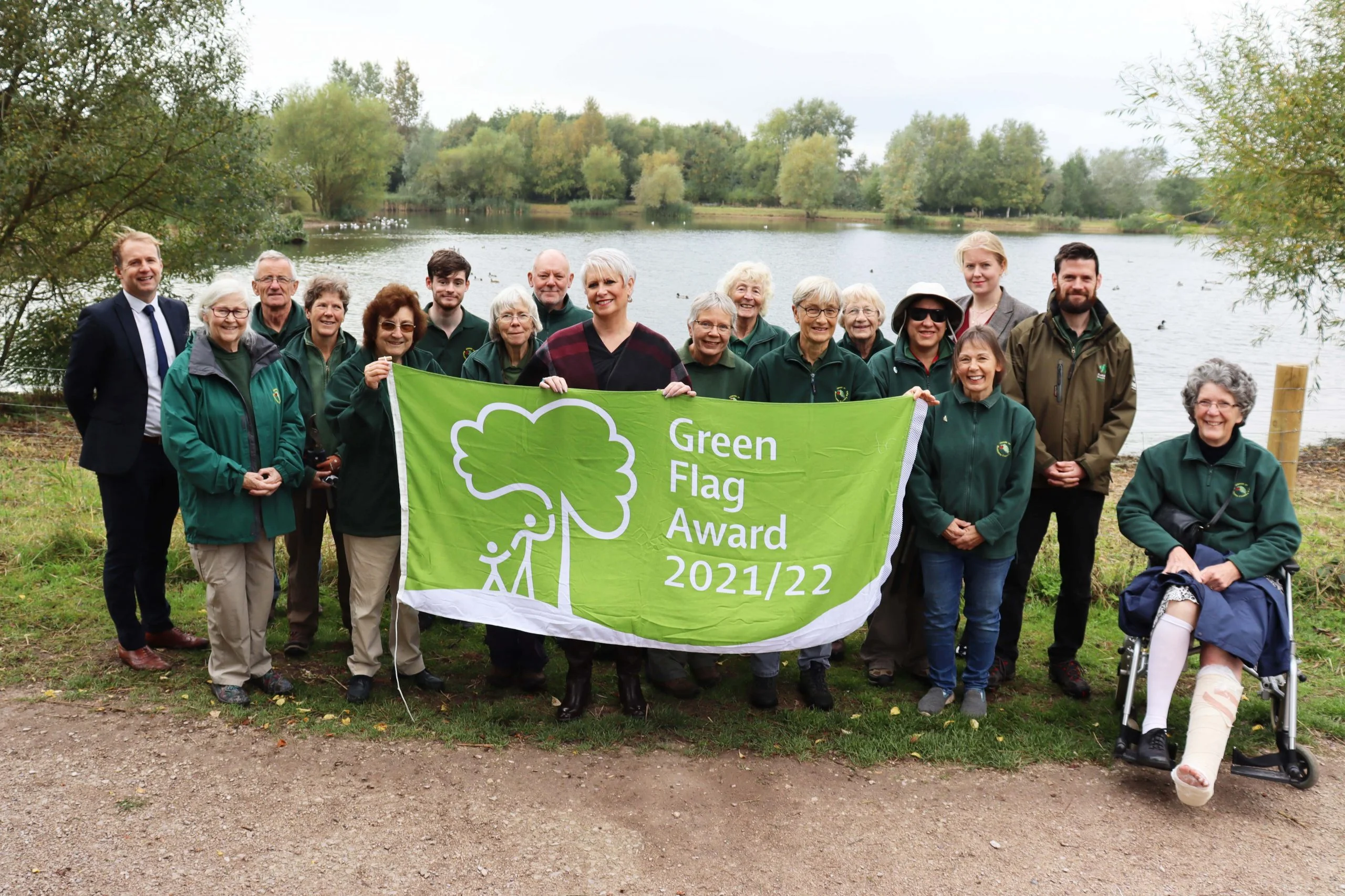 Rushcliffe Country Park receives Green Flag award for 15th year Cllr Abby Brennan joined volunteers and RBC representatives to celebrate the 15th green flag award scaled