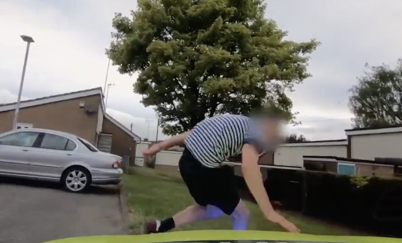Video: Police hunt down wanted man in Nottinghamshire | West Bridgford Wire