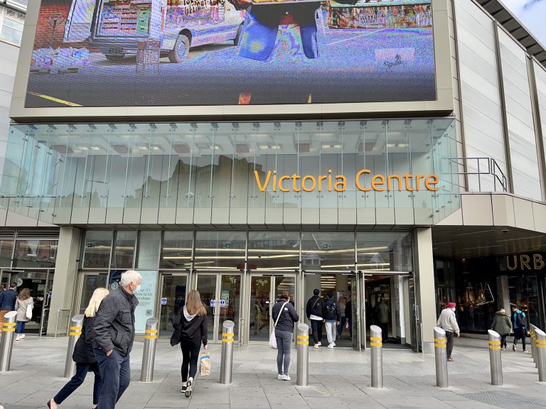 Images released after attempted phones shop theft in Victoria Centre