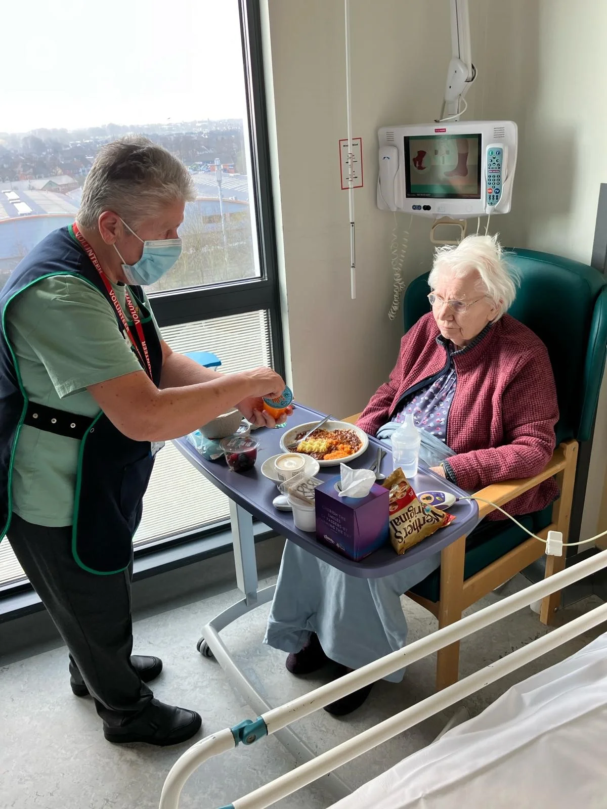 Plans to make patient mealtimes matter at Sherwood Forest Hospitals Photo of mealtime volunteer with patient at Kings Mill