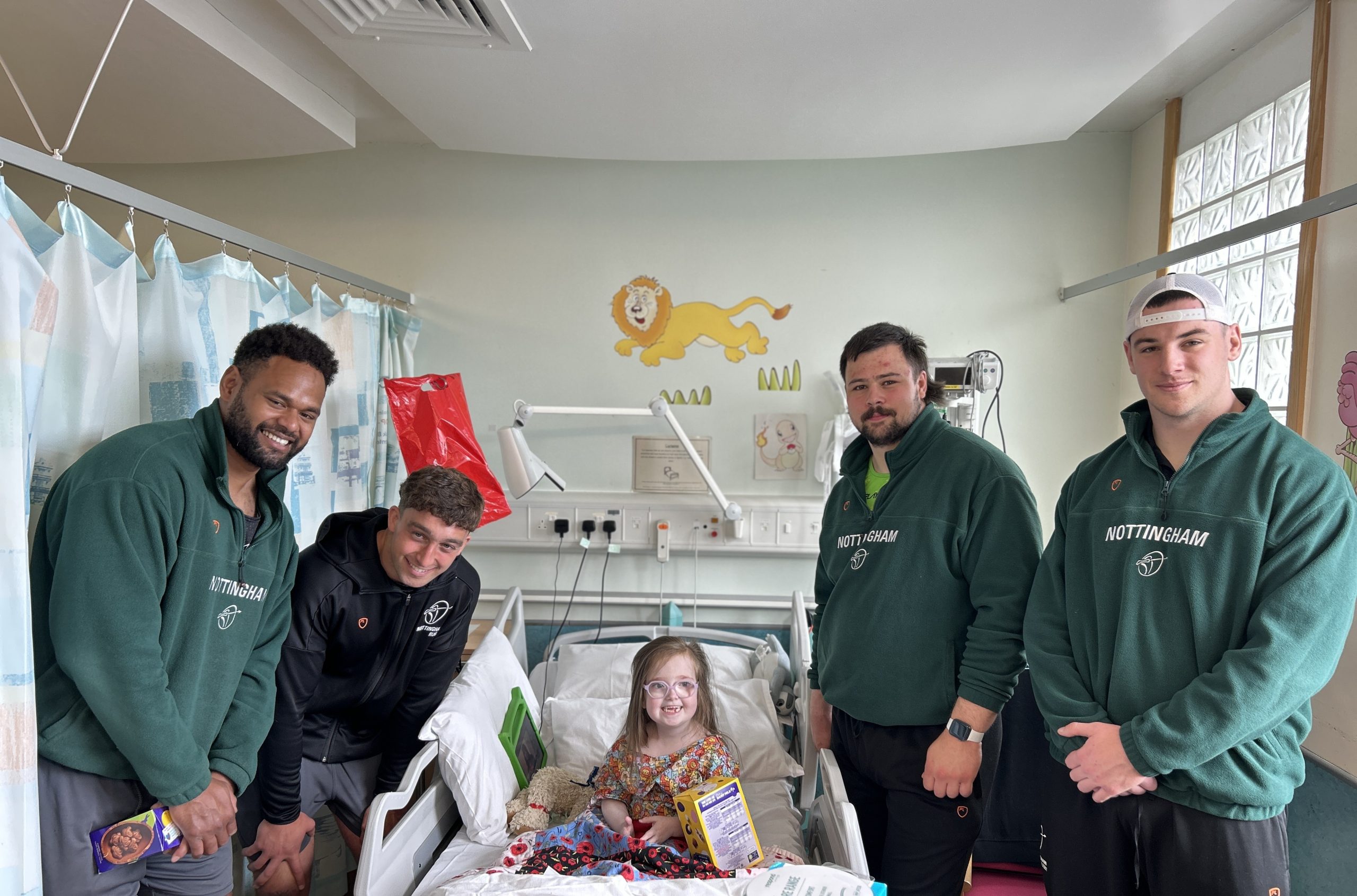 Nottingham Rugby visit Nottingham Childrens Hospital scaled