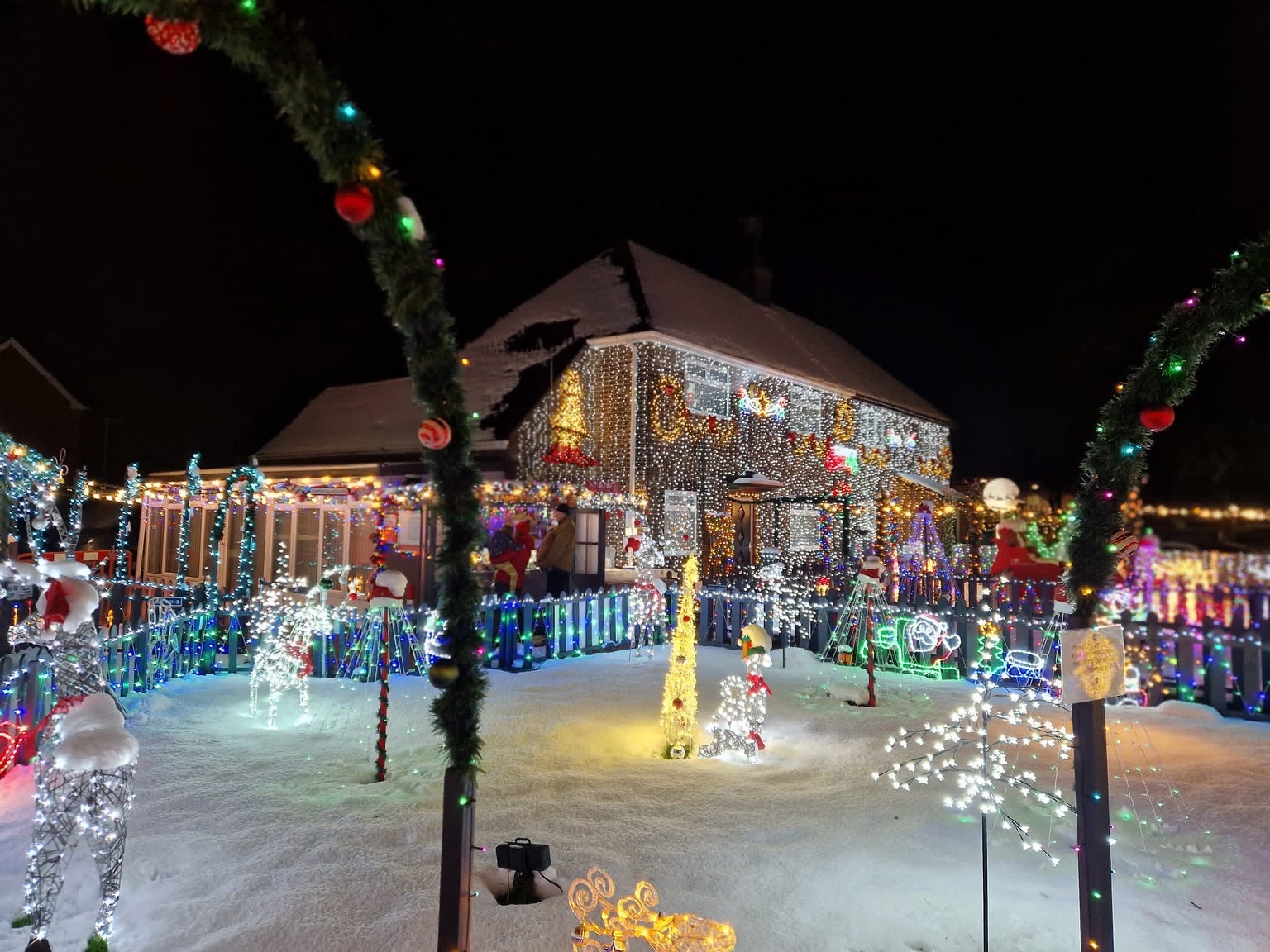 Nottingham family raises £300,000 with annual Christmas lights Nuthall Lights 1