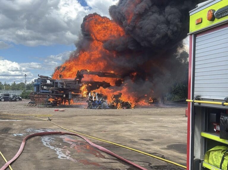 Massive fire breaks out at Nottinghamshire car breakers yard