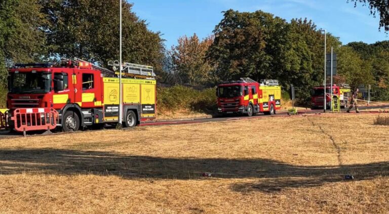 Firefighters deal with large field fire in Oak Tree, Mansfield